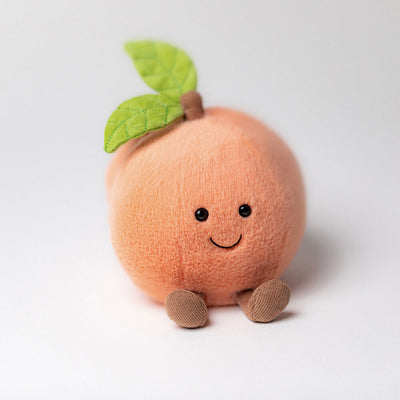 Jellycat Amuseables Peach – myk fersken-kosedyr med smil og grønt blad
