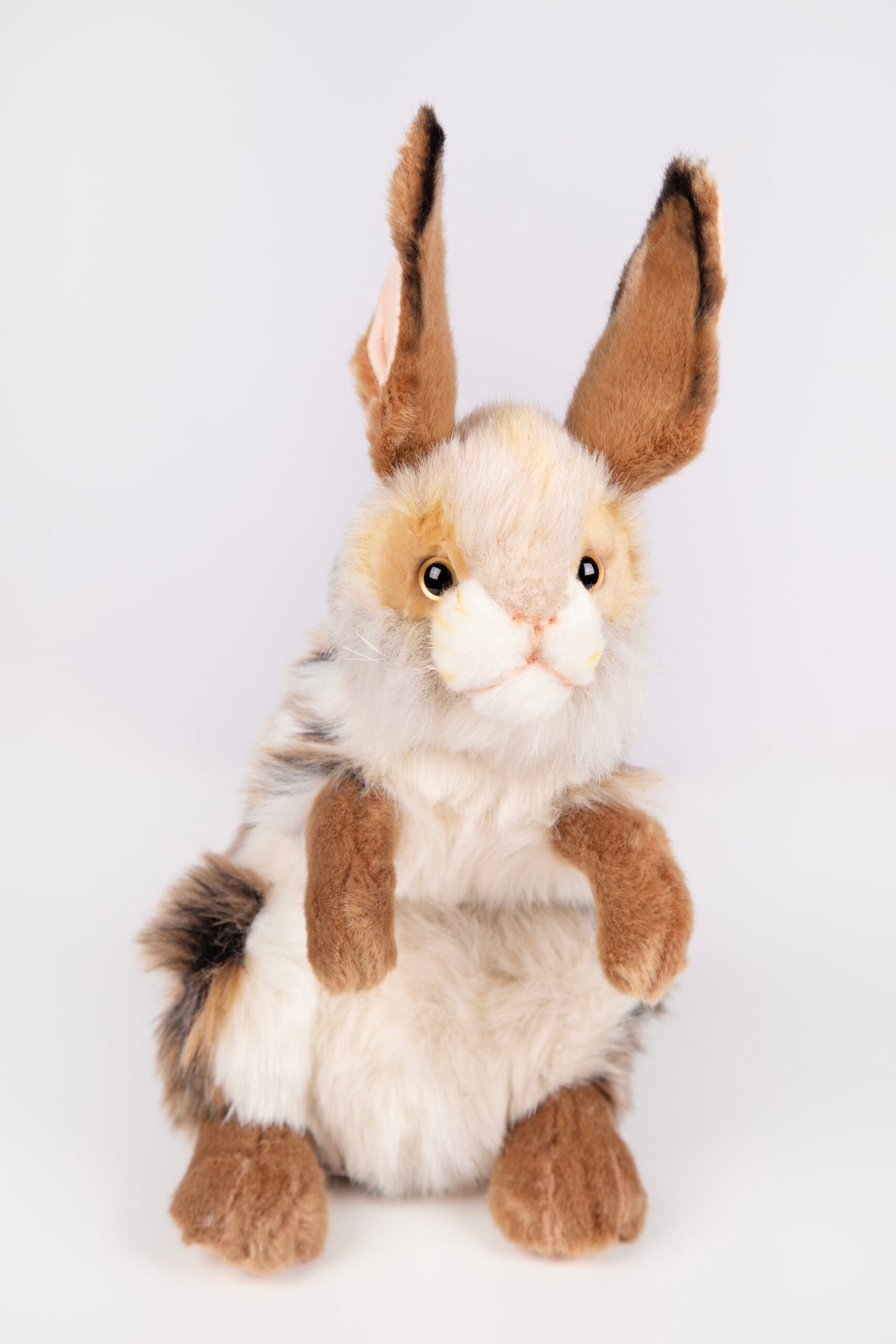 Hansa Creation | Bunny Sitting | Brun/Hvit | 35 cm Side View - Bamsedyra AS