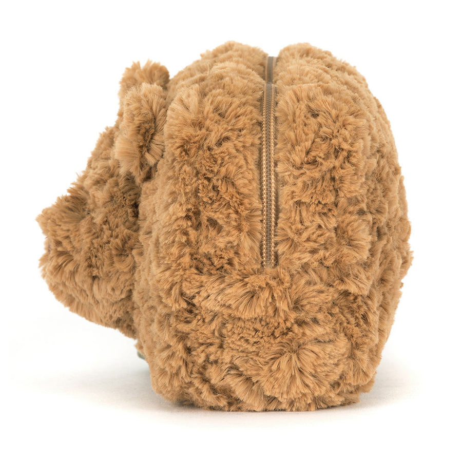 Jellycat Bartholomew Bear Pouch detalj – nærbilde av brodert bjørneansikt på pungen