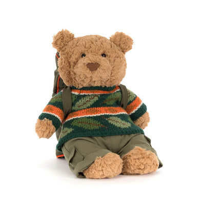 Jellycat Bartholomew Bear i turutstyr – brun kosebamse med stripet genser, olivengrønn turbukse og ryggsekk