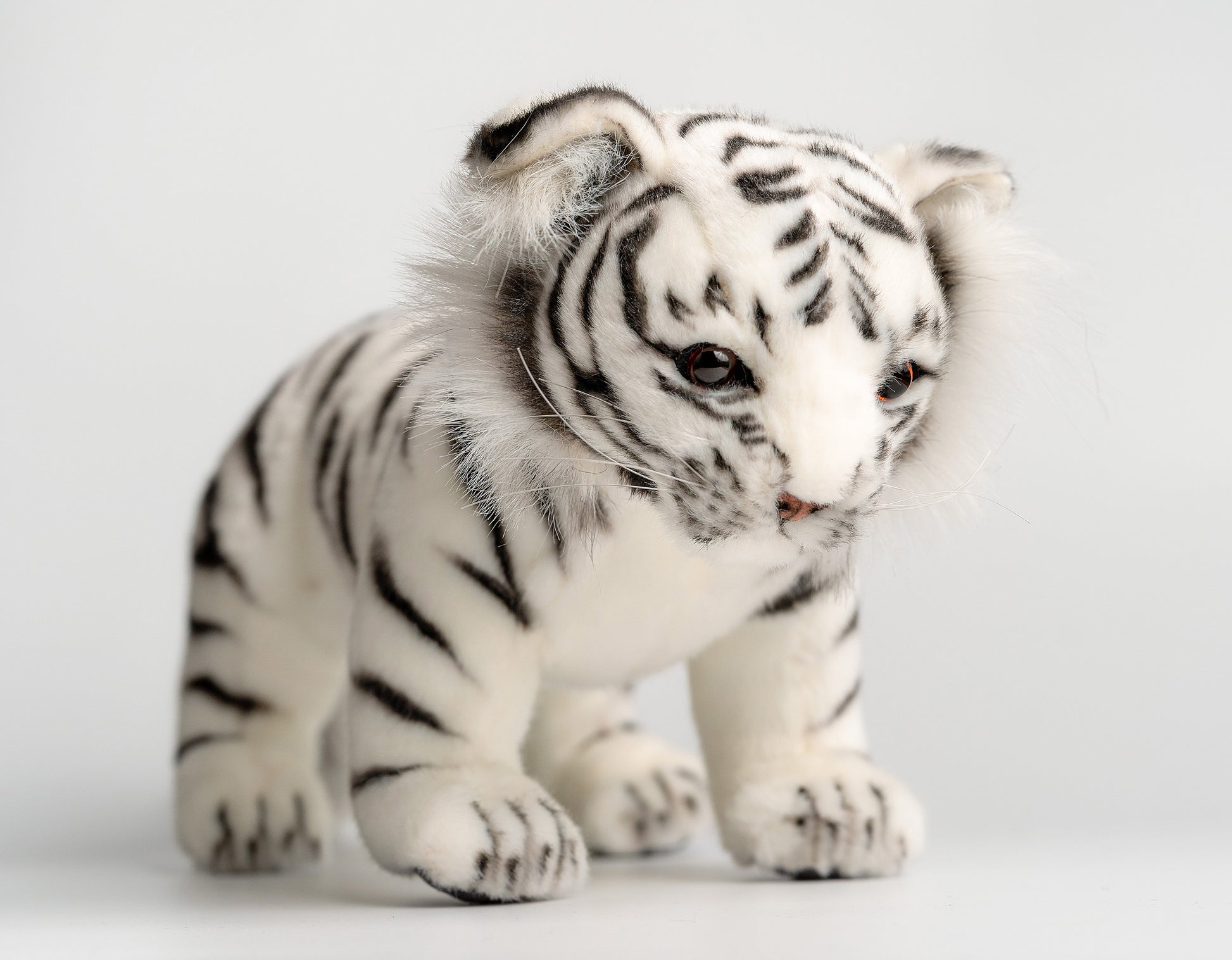 Hvit Amurtiger Bamse Back View | Hansa Creation - Bamsedyra AS