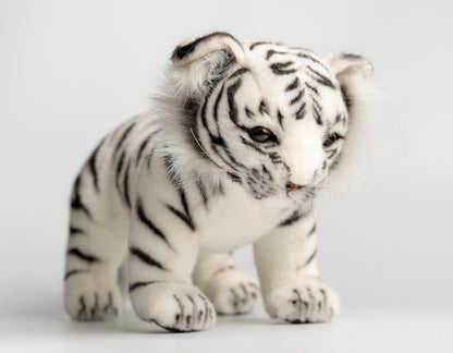 Hvit Amurtiger Bamse Back View | Hansa Creation - Bamsedyra AS