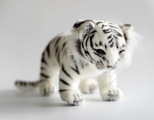 Hvit Amurtiger Bamse 33 cm | Hansa Creation - Bamsedyra AS