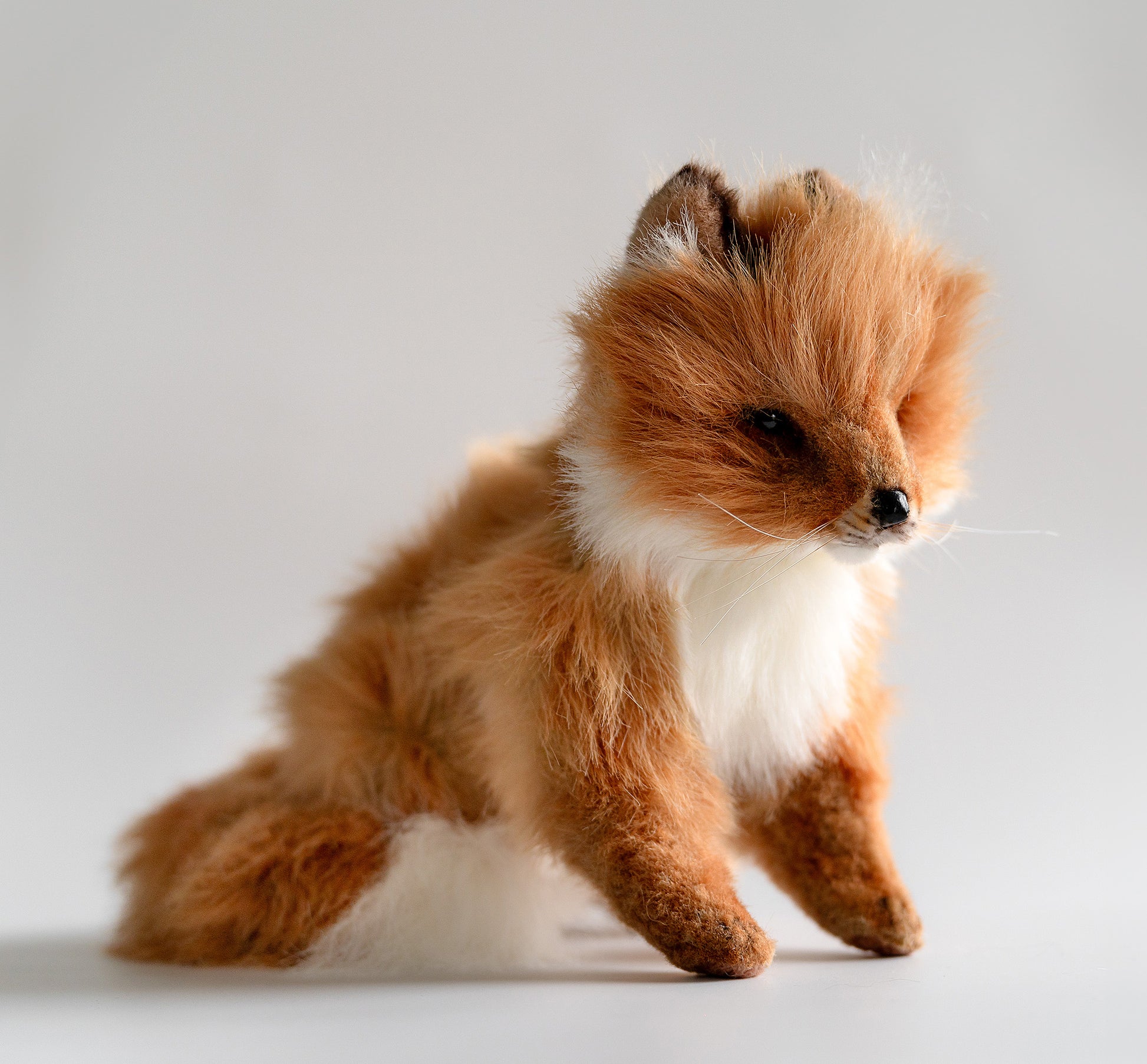 Rev Bamse Sittende 24 cm Hansa Creation Side View - Bamsedyra AS