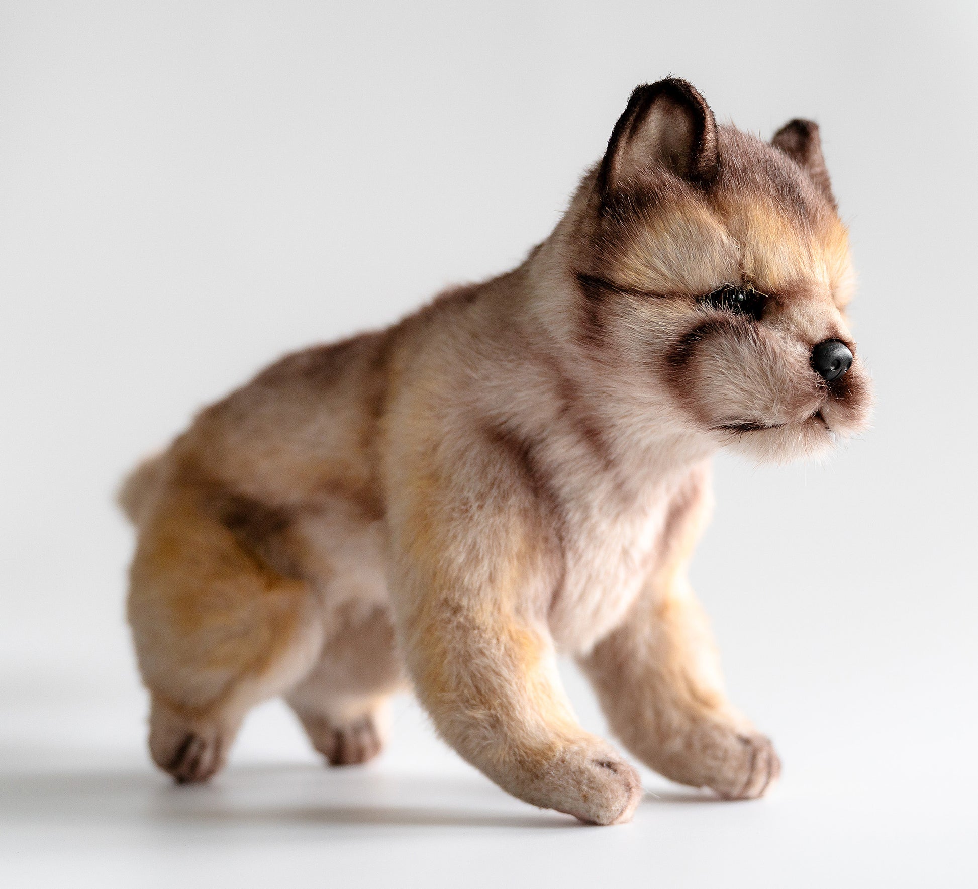 Ulvebamse Sittende 25 cm | Hansa Creation Side View - Bamsedyra AS