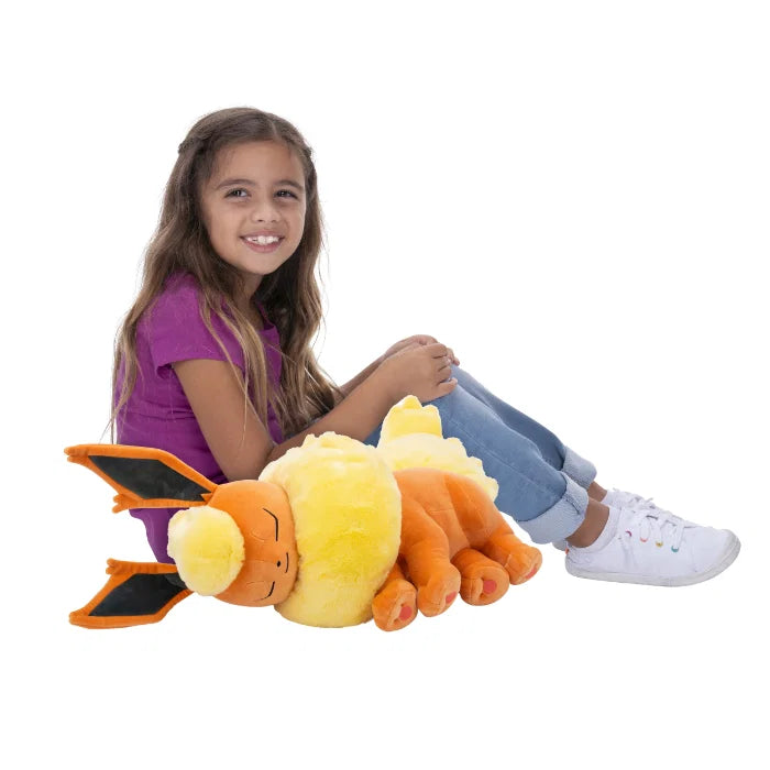 Flareon sovende Pokémon kosedyr sett fra siden – oransje plysj med kremhvit bust og hale, 45 cm
