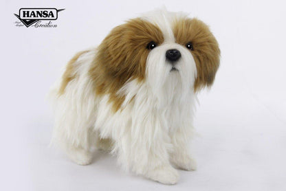 Hansa Creation Shih Tzu – naturtro hvit og brun Shih Tzu hundebamse med lang bølget pels